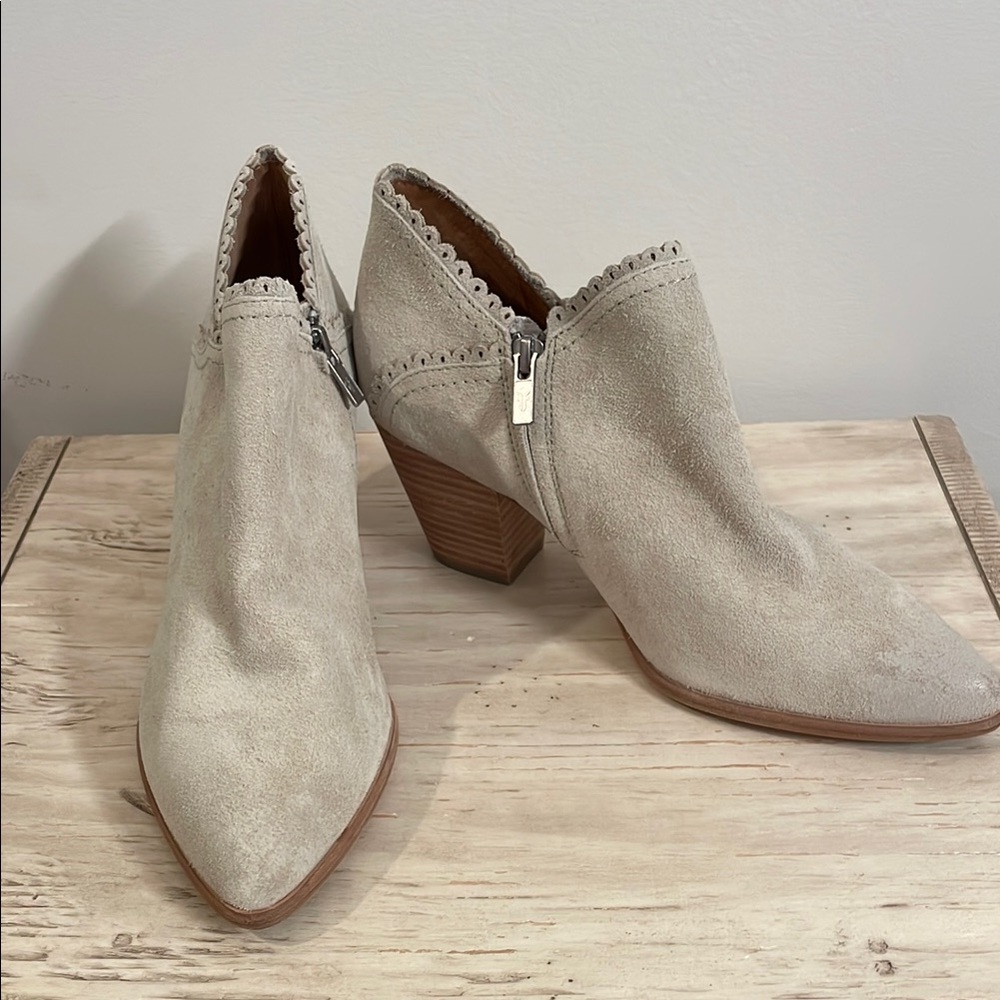 Frye Reed Scalloped Mid Heel Bootie NWOT